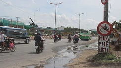 Biển cấm dày đặc, người đi xe máy vẫn vô tư vi phạm