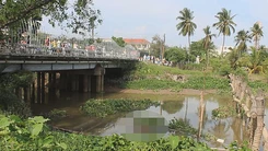 Phát hiện xác chết nữ lõa thể trôi trên sông