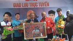 Ba thành viên trong đội tuyển U23 VN giao lưu cùng bạn đọc báo Tuổi Trẻ