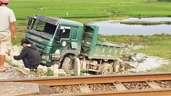 Tàu lửa tông xe tải, tài xế bị cán tử vong