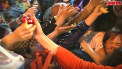 Người dân đua nhau cướp lộc cầu an tại ngôi chùa nổi tiếng ở thủ đô