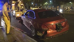 Ô tô lùi mất kiểm soát băng qua đường tông 2 xe máy