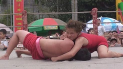 Độc đáo giải đấu đô vật nữ thách đấu đô vật nam