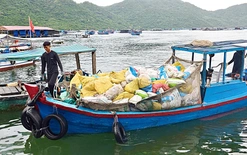 Thu gom rác trên vịnh Vũng Rô 4 tháng qua, một mô hình người dân 'thích hợp tác'