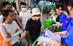 Khách xếp hàng chờ nhận quà tại 'gian hàng xanh' của Saigon Co.op