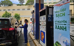 Xăng E10: Người dùng còn 'lạ lẫm' dù giá rẻ hơn, xanh hơn