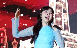 Ngọc Linh, Duyên Quỳnh, Minh Hoàng hát phục vụ người thu gom rác