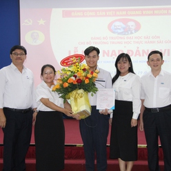 Nam sinh Trường Trung học Thực hành Sài Gòn được kết nạp Đảng trong ngày sinh nhật Bác