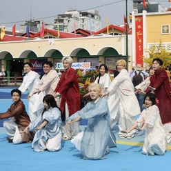 Quảng trường chợ Bến Thành mở cửa, bạn trẻ nô nức đến check-in