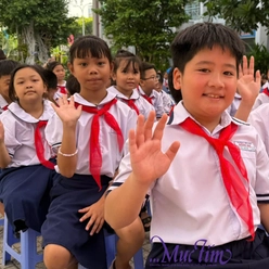 Lễ kết nạp Đội đầy cảm xúc của Trường TH Đông Ba