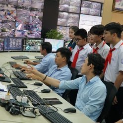 Thiếu nhi TP.HCM khám phá "bộ não" điều hành điện và giao thông đô thị