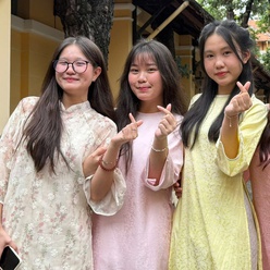 Học trò Trường THPT Nguyễn Thị Minh Khai diện áo dài đa sắc màu đến trường