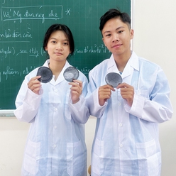 Đôi bạn An Giang chế tạo bạt phủ thân thiện với môi trường