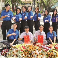 Đôi bạn Trường THPT Hùng Vương cùng được kết nạp Đảng