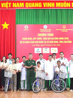 Đoàn y bác sĩ TP.HCM khám bệnh, cấp thuốc miễn phí tại Lâm Đồng