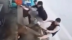 Hai thanh niên ngã chổng vó vì ngồi ghế liền bàn sai cách