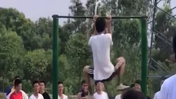 Chàng trai hít xà đơn kiểu bơi ếch