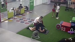 Cô gái nằm ngủ được vài giấc khi đi tập gym