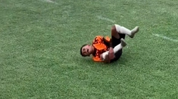 Cầu thủ nhí có màn ăn vạ hơn cả Neymar