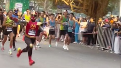 Chàng trai chạy marathon phong cách '10 giây huy hoàng rồi chợt tắt'