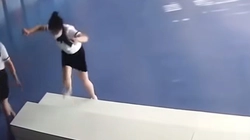 Nữ nhân viên 'vồ ếch' vì đi bộ không tập trung nhìn đường