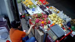 Khoảnh khắc vô tri của cô gái bán hàng bất ngờ viral khắp mạng xã hội
