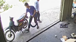 Thợ sửa xe hụt hẫng khi thay vỏ, ruột lấy công 30k mà khách chê mắc
