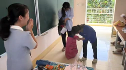 Khi học sinh quyết không để cô giáo bị thiệt thòi