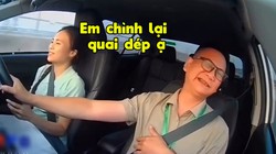 Thầy giáo hú hồn với học viên đang lái xe thì cúi đầu chỉnh quai dép