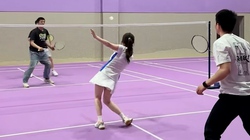 Cô gái uốn éo khi chơi cầu lông gặp đồng đội 'báo quá báo'
