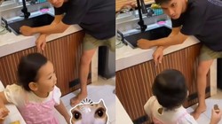 Con gái vào bếp ăn vụng, giả tiếng mèo kêu để đánh lừa bố