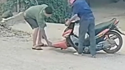 Người đàn ông say rượu liên tục 'vồ ếch' khi chạy xe máy