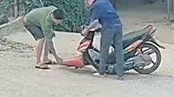 Người đàn ông say rượu liên tục 'vồ ếch' khi chạy xe máy