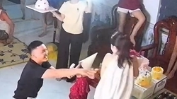 Cô gái vỡ òa với màn cầu hôn bất ngờ của bạn trai