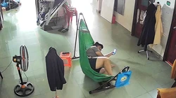 Chàng trai ngã 'dập mông' vì nằm đứt võng