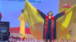 Khoảnh khắc nhận bằng cử nhân của nam sinh siêu hài