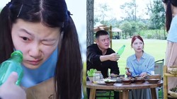 Vị khách 'hóa đá' vì 2 cô phục vụ vô tri