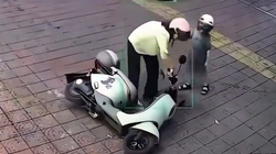 Bị ngã xe vì mải mê bấm điện thoại