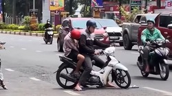 Video hài nhất tuần qua: Hai thanh niên bị 'mất kết nối' giữa đường