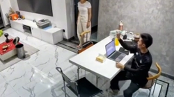 Chồng ngượng đỏ mặt nhìn vợ vì ngỡ mình là siêu nhân