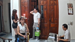 Con trai hạnh phúc không nói nên lời khi được cả nhà tổ chức sinh nhật bất ngờ