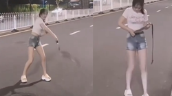 Cô nàng 'tay không bắt rắn' nhưng cuối video ai cũng... ngỡ ngàng