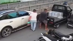 Pha xử lý siêu cồng kềnh của thanh niên đỗ xe ô tô trong đoạn đường hẹp