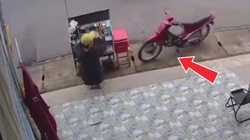 Chàng trai hú hồn khi xe máy không người lái tông sập quầy