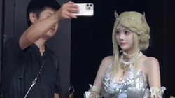 Fan boy run bần bật khi được chụp ảnh cùng coser yêu thích