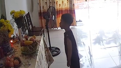 Nghẹn lòng khoảnh khắc cháu đứng trước di ảnh hỏi 'bà dậy chưa?'