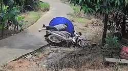 Ngã sấp mặt vì đường trơn trượt còn chở 3 người