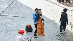 Chàng trai bế cô gái vào lề đường vì cản trở giao thông