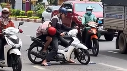 Hai thanh niên bỗng dưng bị 'điểm huyệt mất kết nối' giữa đường