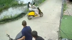 Hai cô gái ôm cua lao đi như một cơn gió rồi 'hạ cánh' xuống ao